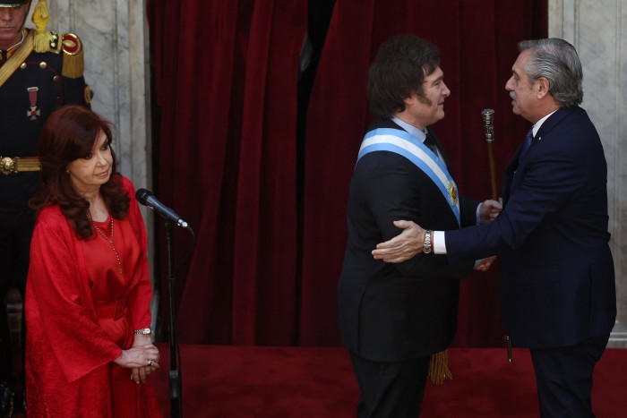 Le nouveau président argentin Javier Milei, à gauche, est accueilli par le président sortant Alberto Fernandez aux côtés de la vice-présidente sortante Cristina Fernandez de Kirchner