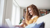 Femme à la maison faisant des achats en ligne