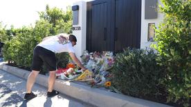 Les fans ont déposé des fleurs devant la maison de Perry.