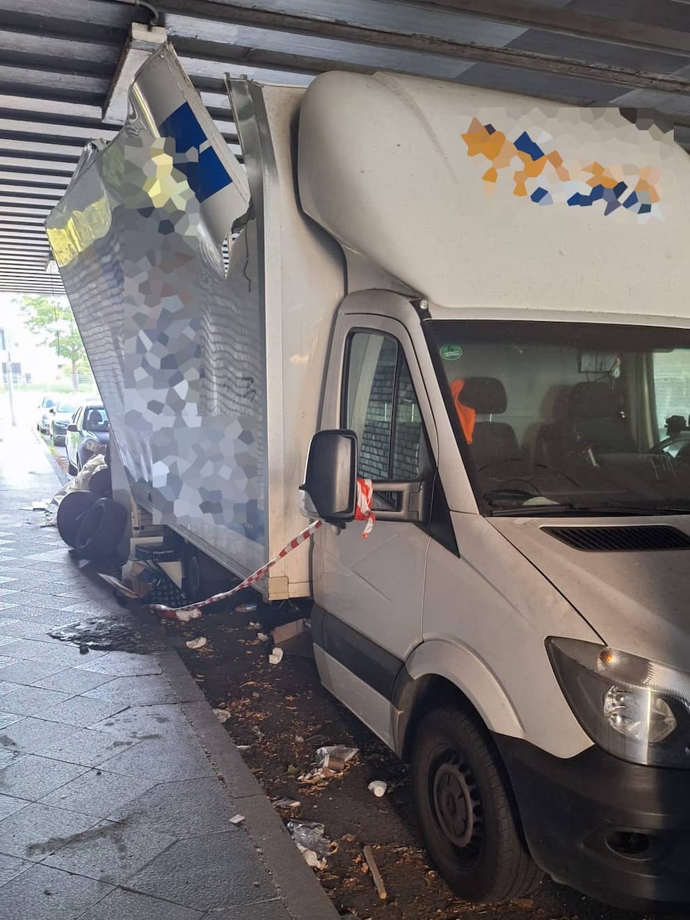 Le toit du Sprinter a été complètement éventré