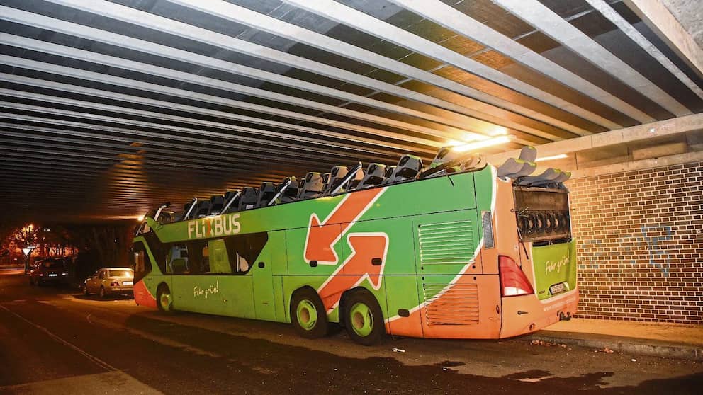 Encore et toujours la route des eaux usées : en 2017, un Flixbus a sous-estimé la hauteur du passage souterrain