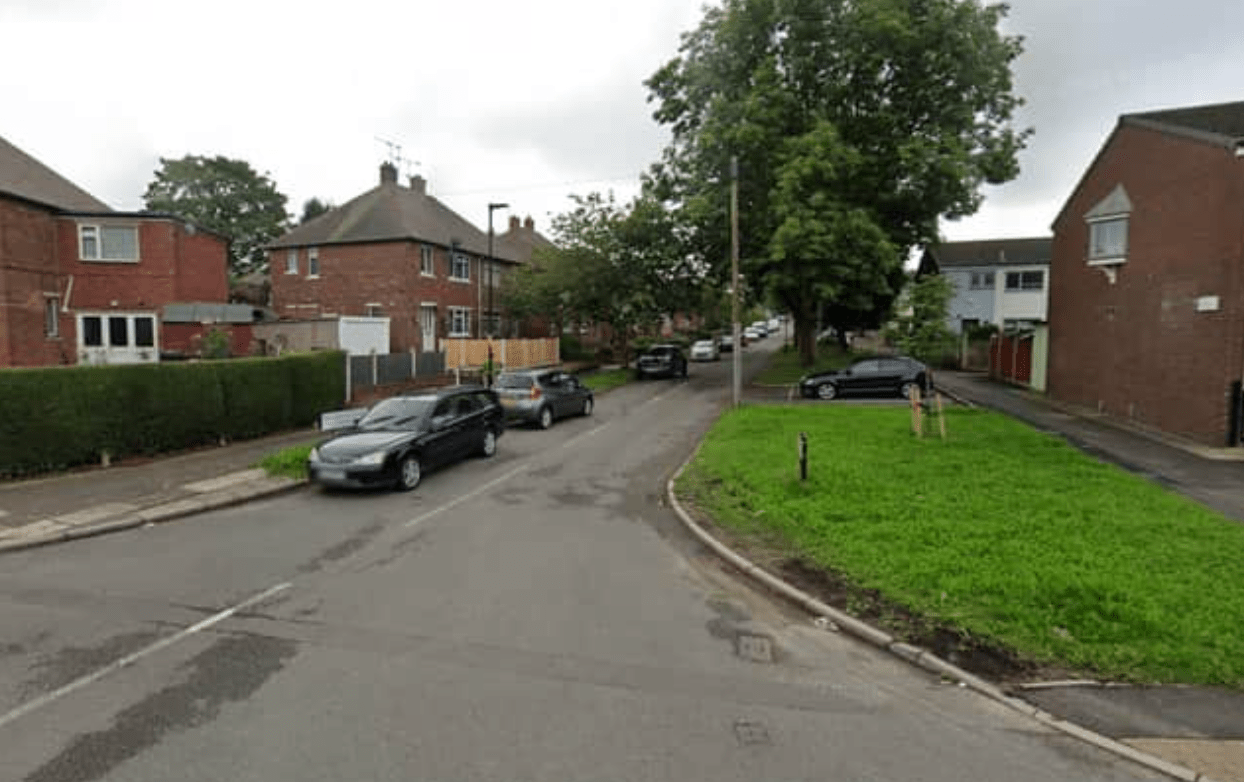 Une fille et un garçon de 7 ans parmi cinq enfants et un adulte « abattus dans une rue résidentielle » alors que cinq adolescents sont arrêtés à Sheffield