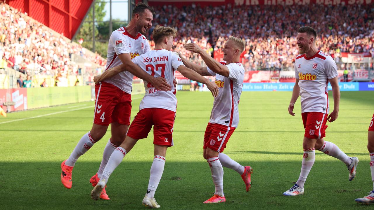 2e Bundesliga : Jahn Regensburg célèbre sa victoire contre son compatriote promu SSV Ulm