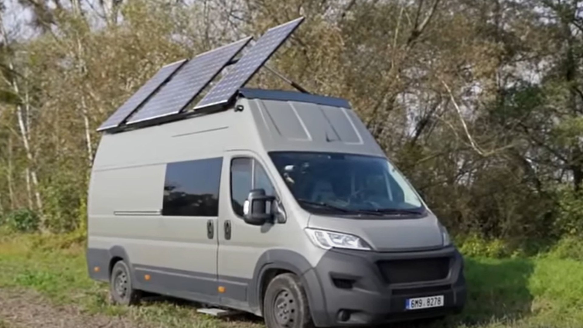 À l’intérieur de la caravane « la plus futuriste » du monde, dotée de panneaux solaires, d’une salle de bain secrète et d’un ordinateur high-tech caché