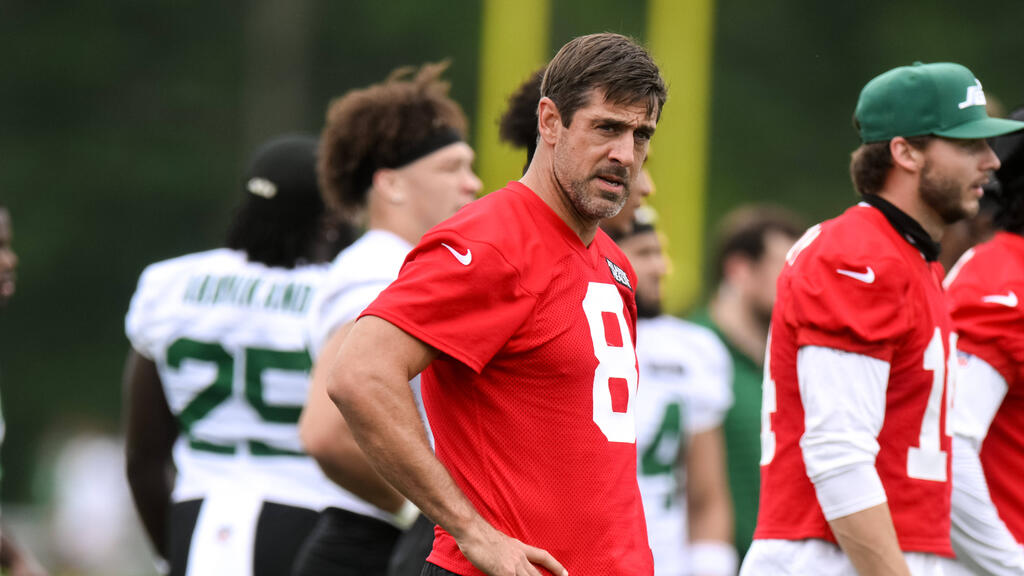 Aaron Rodgers reste à l’écart de l’entraînement