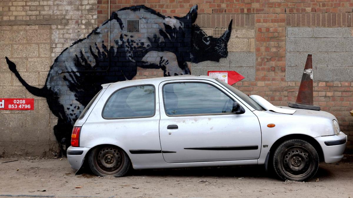 Banksy : la dernière œuvre avec le rhinocéros et la Micra a été dégradée