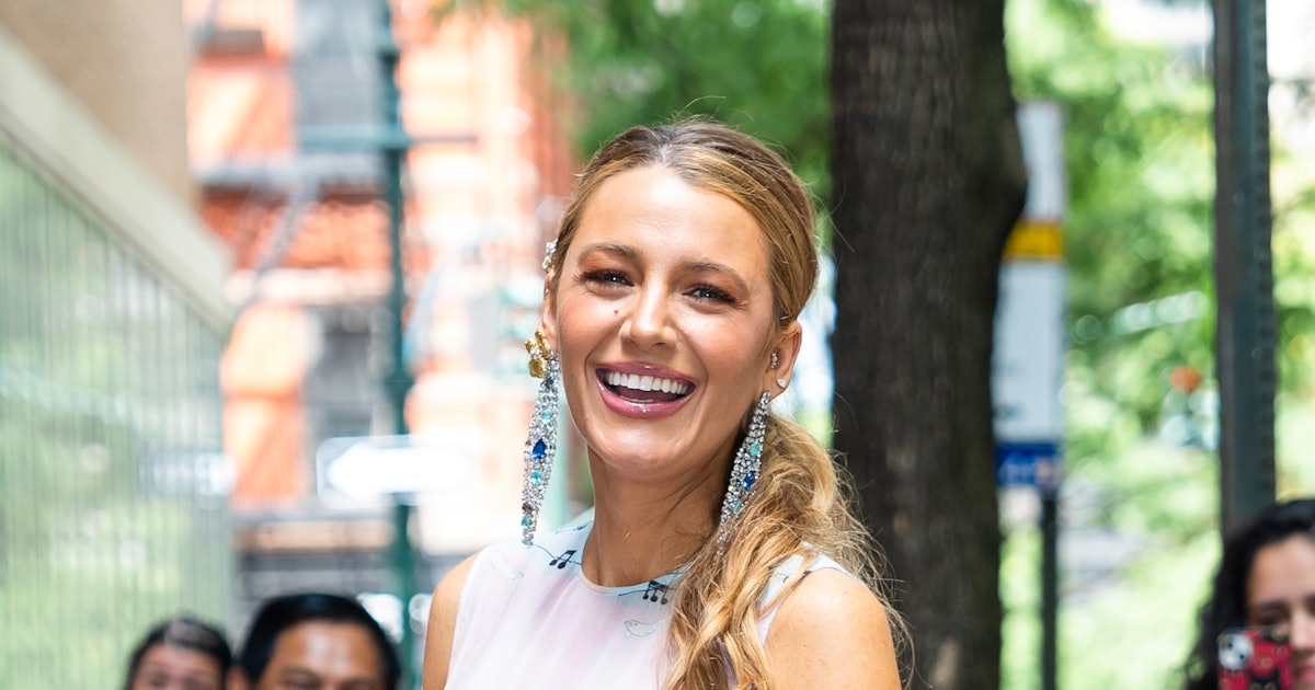 Blake Lively rend hommage à Britney Spears dans une robe Versace vintage