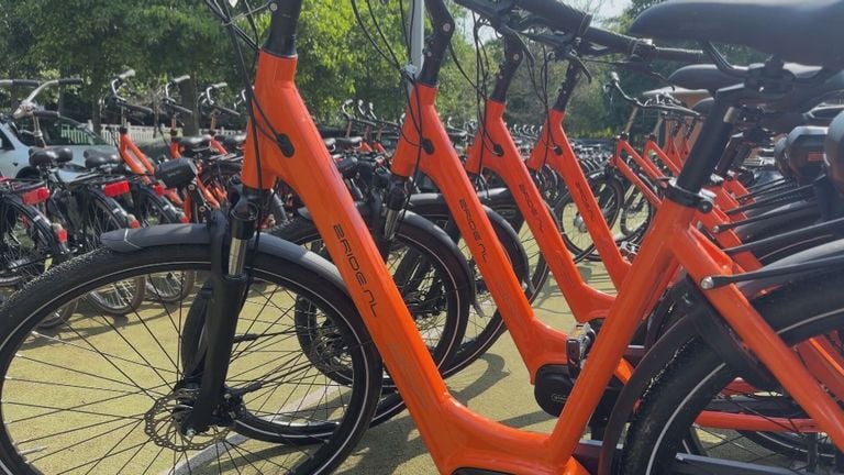 Même des vélos oranges ont été transportés par avion.  (photo : Omroep Brabant).