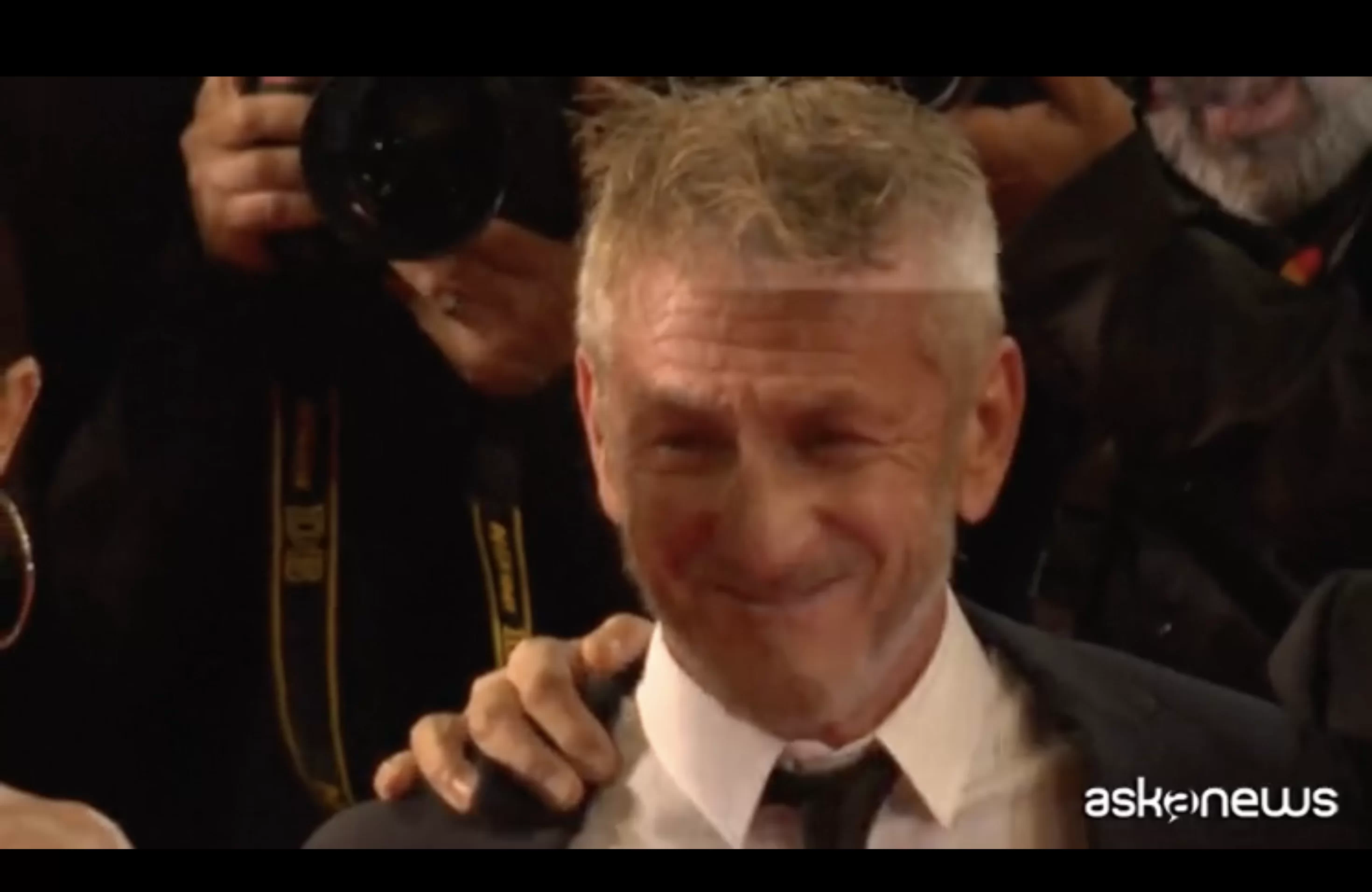 Cannes 2023 : Sean Penn foule le tapis rouge de « Black Flies »