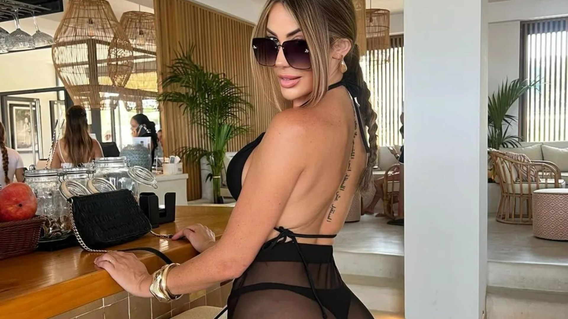 Chloe Ferry fait sensation en jupe transparente lors d’une fête à Marbella