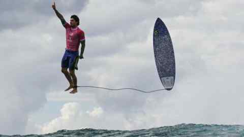 Le Brésilien Gabriel Medina réagit après avoir reçu une grosse vague lors de la 5e série du surf masculin