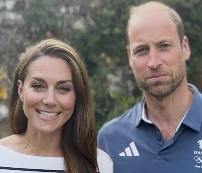 Dans la vidéo félicitant les champions olympiques britanniques, c’est le prince William qui surprend avec un look très décontracté. Peut-être trop pour un Royal ?