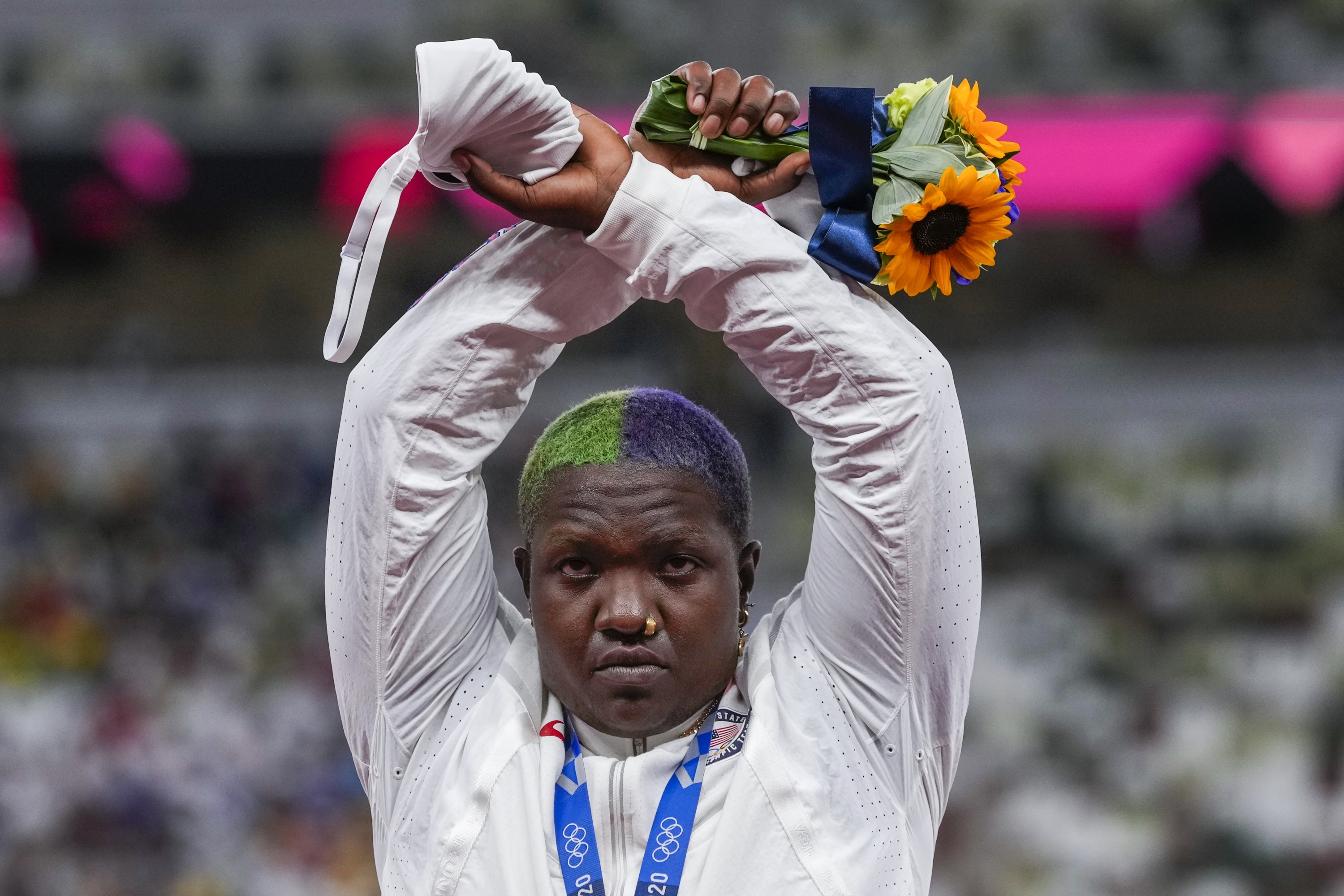 Raven Saunders, des États-Unis, pose avec sa médaille d'argent au lancer du poids féminin aux Jeux olympiques d'été de 2020, le dimanche 1er août 2021, à Tokyo, au Japon.  Lors de la séance photo lors de la cérémonie de remise des médailles dimanche soir, Saunders est descendue du podium, a levé les bras au-dessus de sa tête et a formé un ?X?  avec ses poignets.  Lorsqu'on lui a demandé ce que cela signifiait, elle a expliqué : « C'est le carrefour où se rencontrent tous les gens opprimés. »  (Photo AP/Francisco Seco)