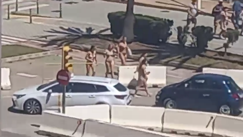 Un groupe de touristes a été aperçu en train de se promener à Palma, vêtu uniquement de bikinis