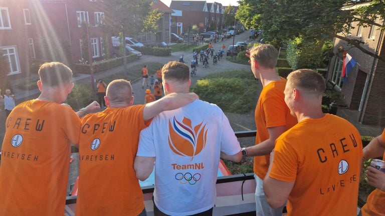 Harrie Lavreysen avec ses amis dans le bus (photo : Noël van Hooft).