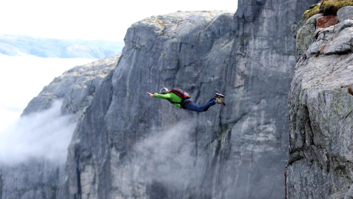 Il se jette dans le Val Badia et perd la vie.  La mort d’un base jumper fait l’objet d’une enquête