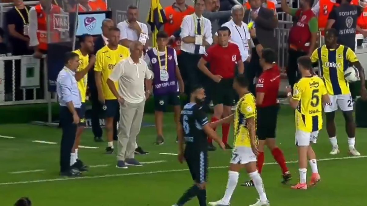 José Mourinho a reçu un carton jaune lors de son premier match en Super League !