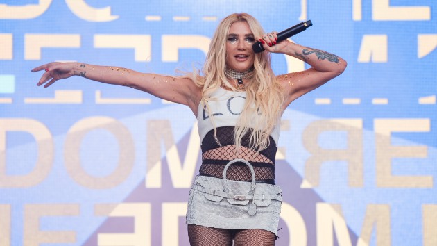 Kesha se brosse les dents avec une bouteille de Jack alors que « Tik Tok » atteint un milliard de streams