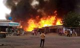 Un incendie fait rage après un bombardement des RSF du général Hemedti sur le marché aux bestiaux d'al-Fasher, la capitale de la province soudanaise du Nord Darfour.