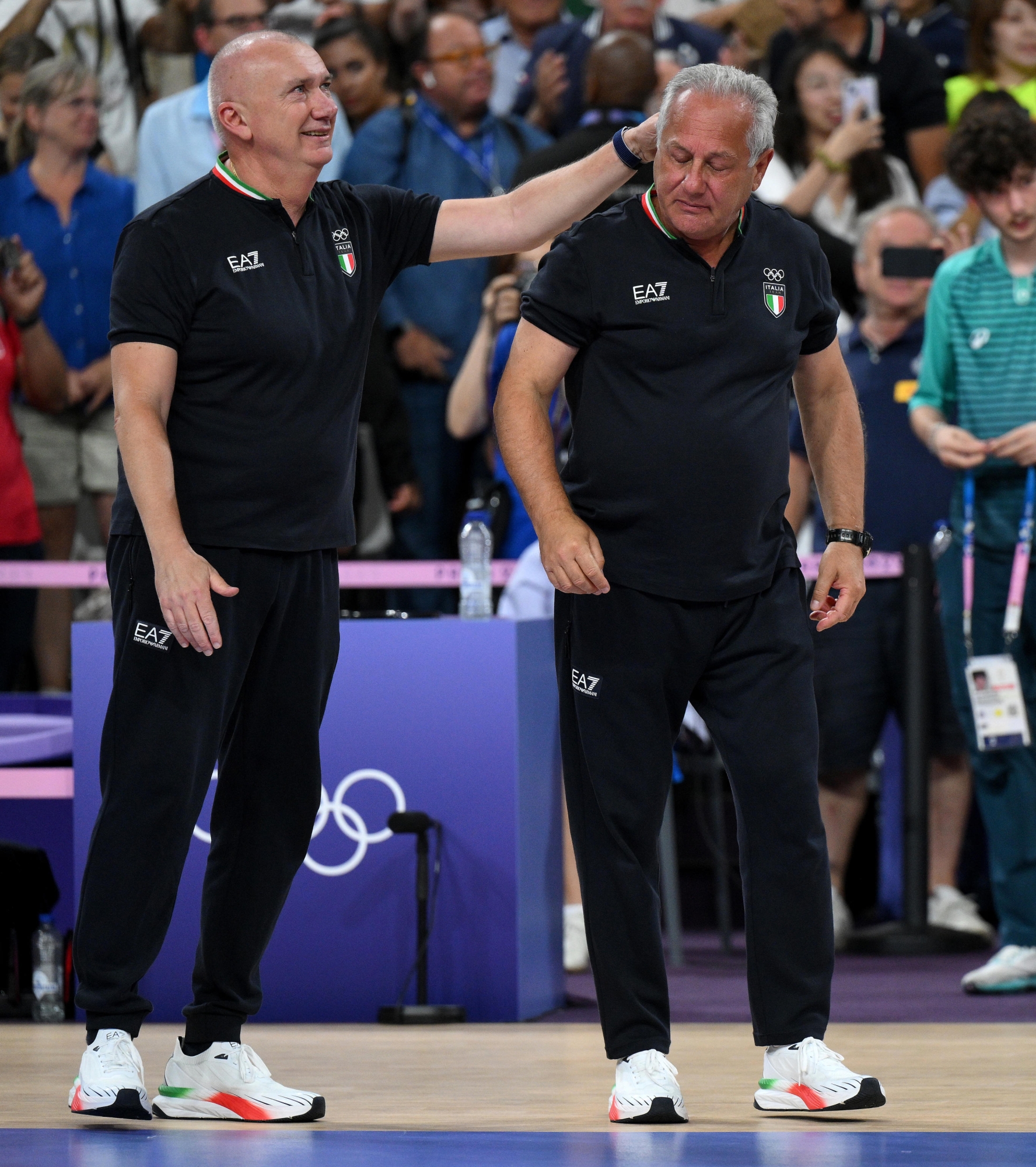 L'entraîneur-chef de l'équipe italienne Julio Velasco (R) pleure alors qu'il célèbre après avoir remporté la médaille d'or féminine entre les États-Unis et l'Italie lors des compétitions de volley-ball des Jeux Olympiques de Paris 2024, à l'Arène Sud de Paris à Paris, France, le 11 août 2024. ANSA/ETTORE FERRARI