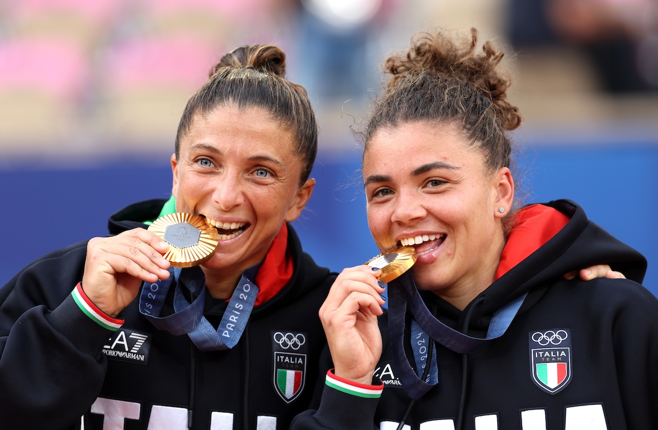 La paire bleue du double féminin, qui a atteint la finale en battant ses adversaires les unes après les autres, a remporté le défi le plus relevé.  Mais il y a aussi une autre première tout aussi importante : la médaille certaine de l’Equipe des Réfugiés