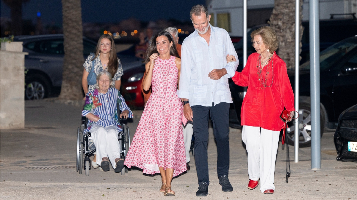 La reine et ses deux filles apportent élégance et couleur à Majorque.  Et après les uniformes et les tenues de soirée, enfin un peu de détente