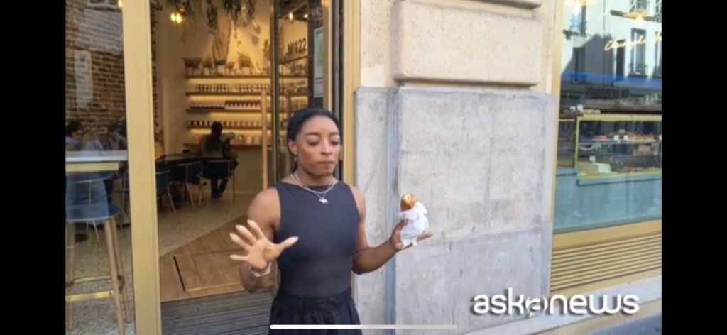 La star de la gymnastique profite d’une détente post-olympique avec un bon croissant