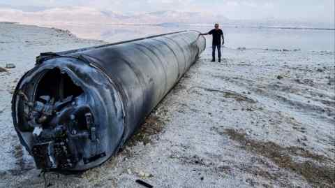 Un missile balistique repose sur le rivage de la mer Morte, après que l'Iran a lancé des drones et des missiles vers Israël en avril