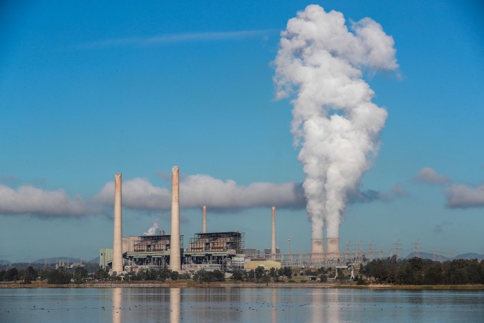 Vue panoramique de la centrale électrique de Liddell en Australie avec de la fumée sortant de ses tours