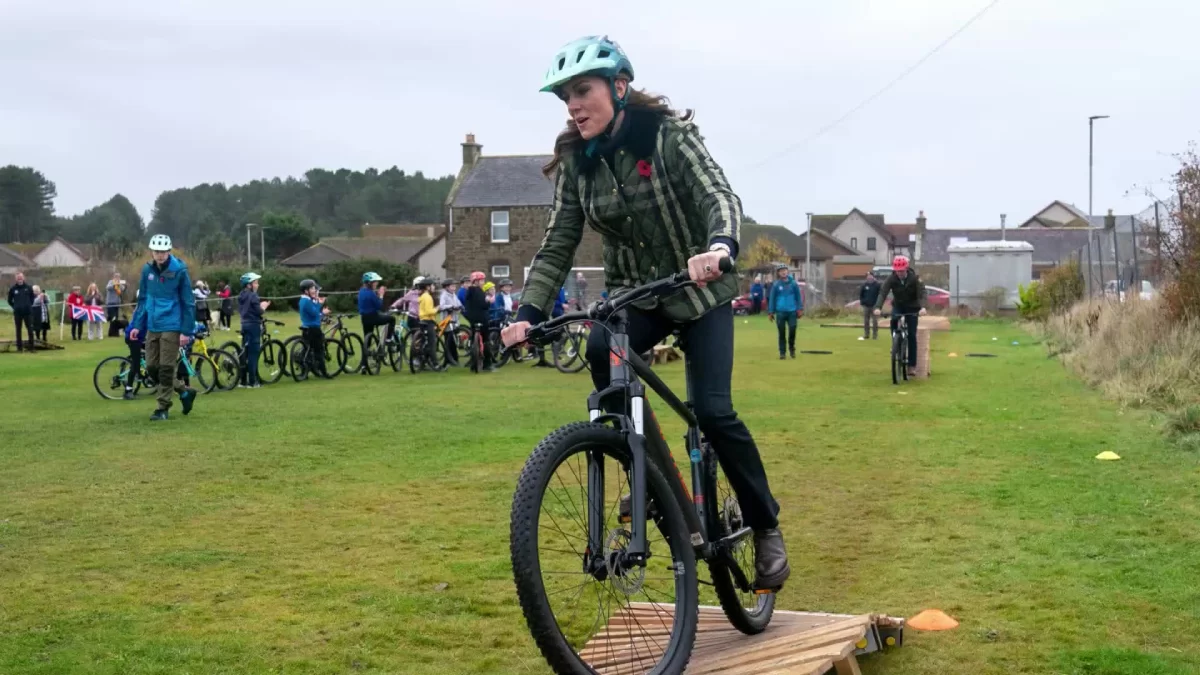 Kate Middleton à l'aventure : excès de vitesse en BMX avec un manteau d'une valeur de près de 1000 euros