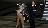 Le journaliste du Wall Street Journal, Evan Gershkovich, embrasse sa mère Ella à son arrivée à la base aérienne de St. Andrews à Washington.  Le président Joe Biden regarde. 