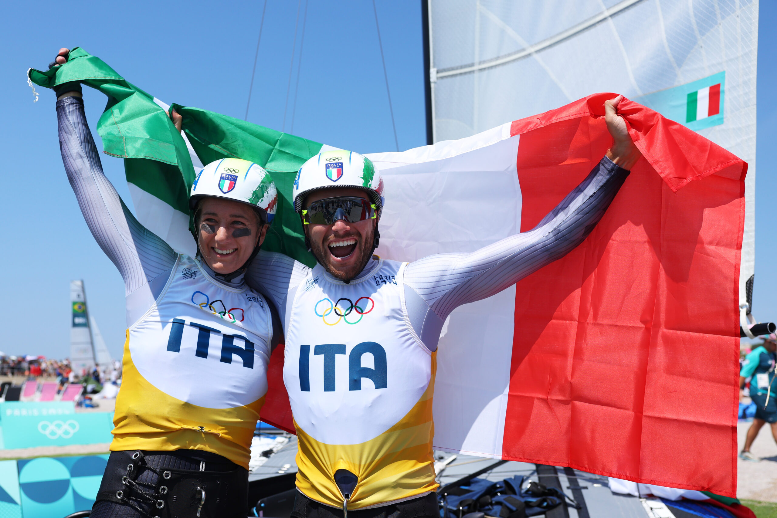 Le couple qui concourt ensemble en voile depuis plus de sept ans, composé de Ruggero Tita et Caterina Banti, a triomphé dans la classe Nacra 17 aux Jeux olympiques de Paris 2024 et a offert à l’Italie sa première médaille d’or en voile et la 10e aux Jeux olympiques de Paris.