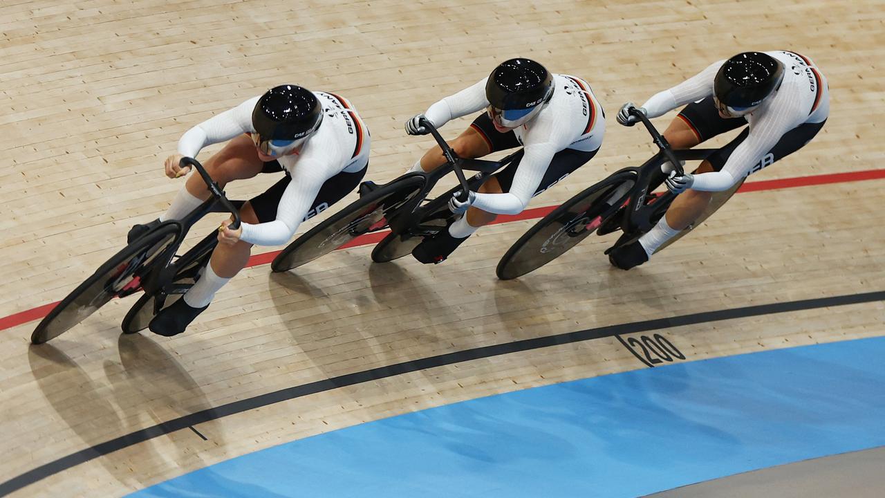 L’équipe allemande de cyclisme sur piste démarre prudemment dans un sprint