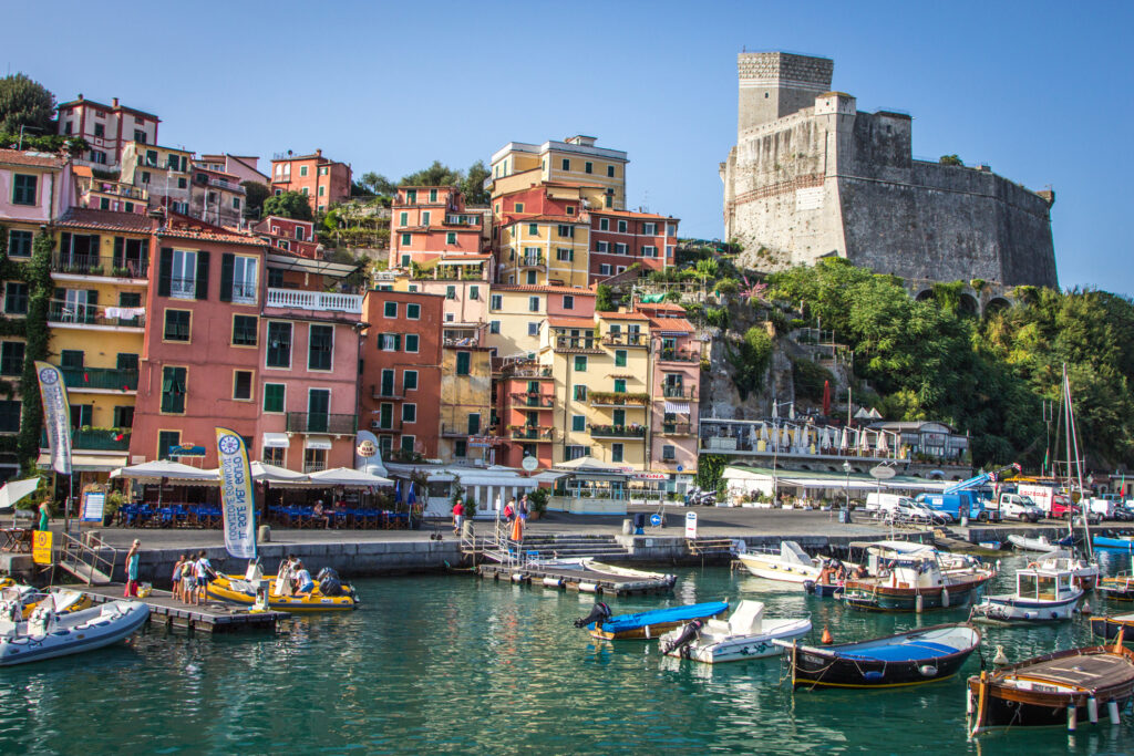 Lerici est un lieu enchanteur à l’embouchure de ce qu’on appelle, non par hasard, le Golfe des Poètes, le Golfe de La Spezia, où ce n’est pas la seule merveille, situé en face de Portovenere, de l’Île de Tino et de Palmaria.