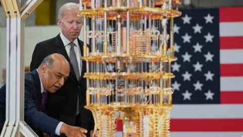 Le directeur général d'IBM, Arvind Krishna, montre au président américain Joe Biden un ordinateur quantique dans l'usine de l'entreprise à New York en octobre 2022