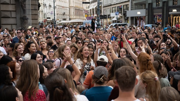 Les Swifties chantent des chansons de Taylor Swift dans les rues de Vienne après l’annulation des concerts