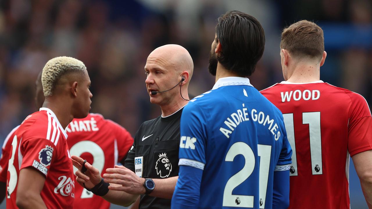 Les arbitres de Premier League sont interrogés sur leurs clubs préférés