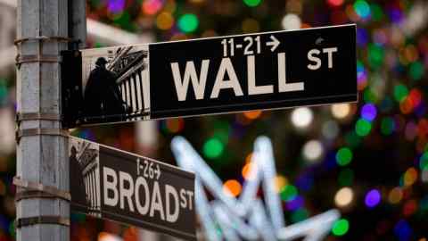 Panneaux de Wall Street et de Broad Street dans le quartier financier de New York