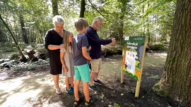 Cette famille était très curieuse des panneaux (photo : Raymond Merkx). 