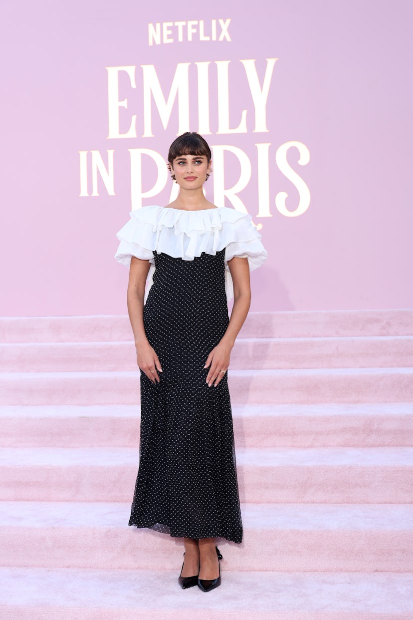 Taylor Hill assiste à la première de Netflix "Emily à Paris" Saison 4, première partie