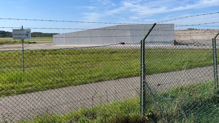 Le mur limite la vue des avions de combat au départ de la base aérienne (photo : René van Hoof).