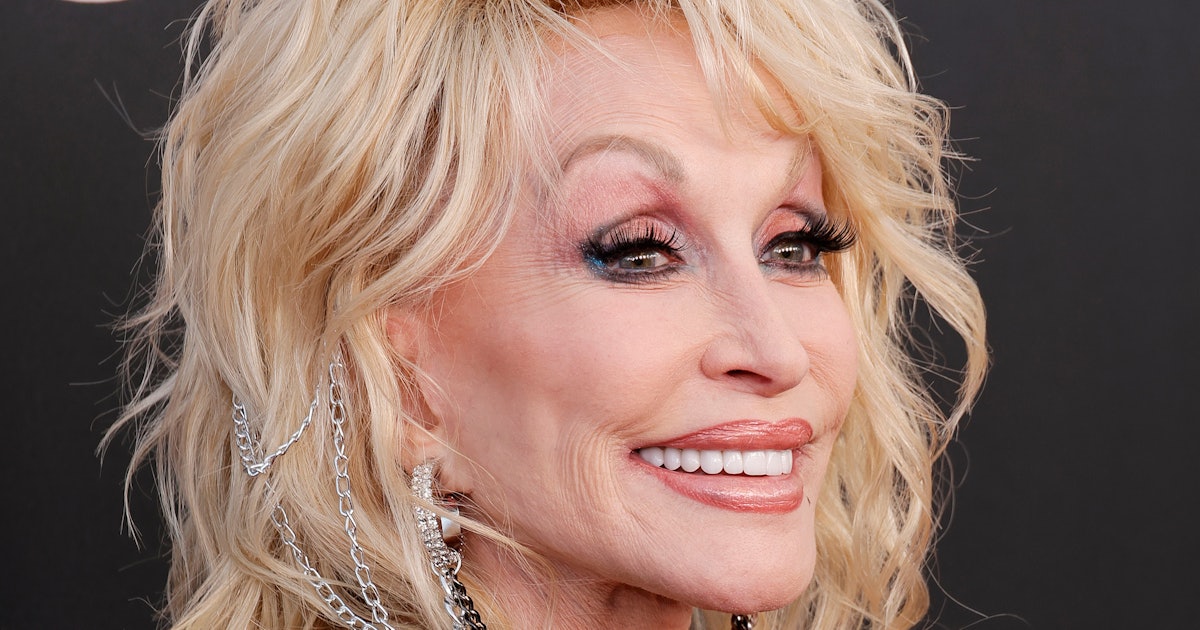 Les premiers produits de Dolly Parton Beauty sont des rouges à lèvres éblouissants