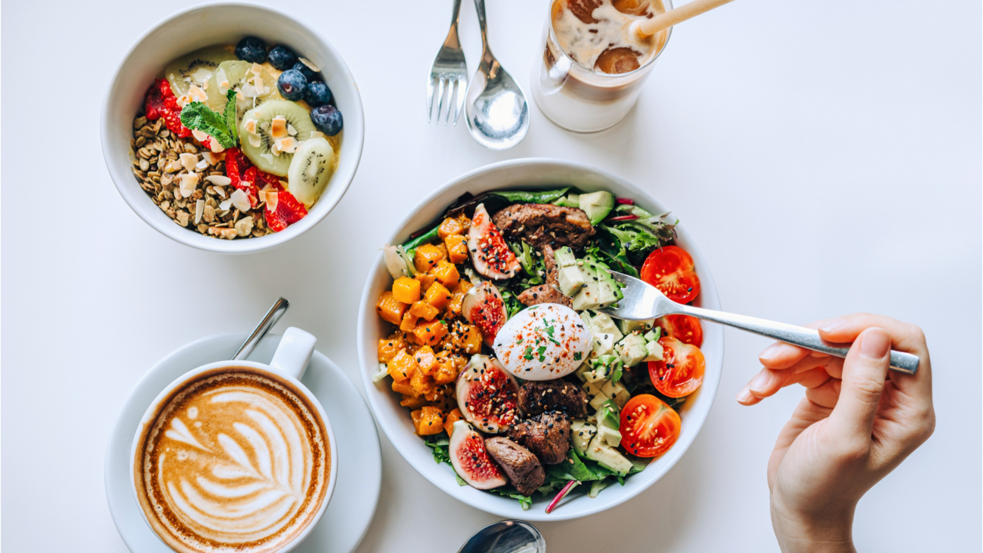 Les salades de fruits et les salades sont les meilleures alliées à table, surtout en été, mais comment les préparer de manière équilibrée ?  Voici quelques conseils