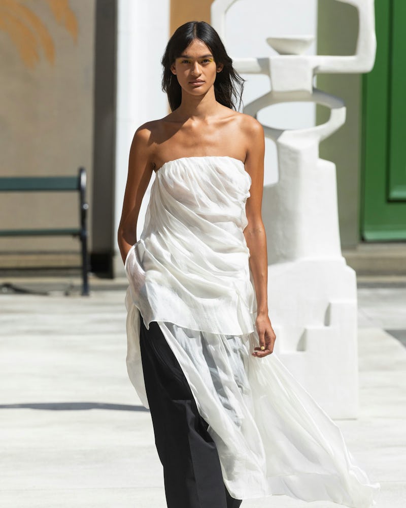 Un mannequin défile sur le podium du défilé The Garment lors de la Fashion Week SS25 de Copenhague