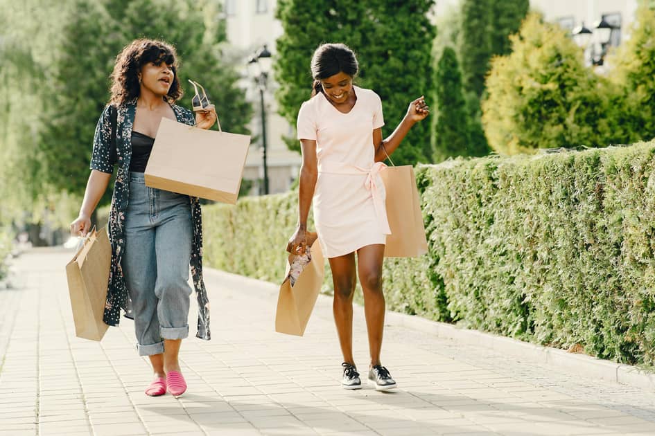 Lève-tôt et acheteurs de dernière minute : comment le temps chaud affecte le commerce de détail de la mode