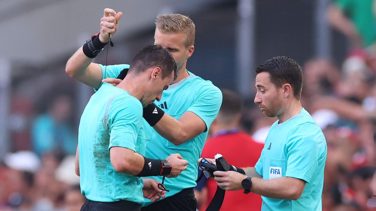 L’événement qui a marqué les Jeux Olympiques de Paris 2024 !  L’arbitre et le footballeur sont entrés en collision…