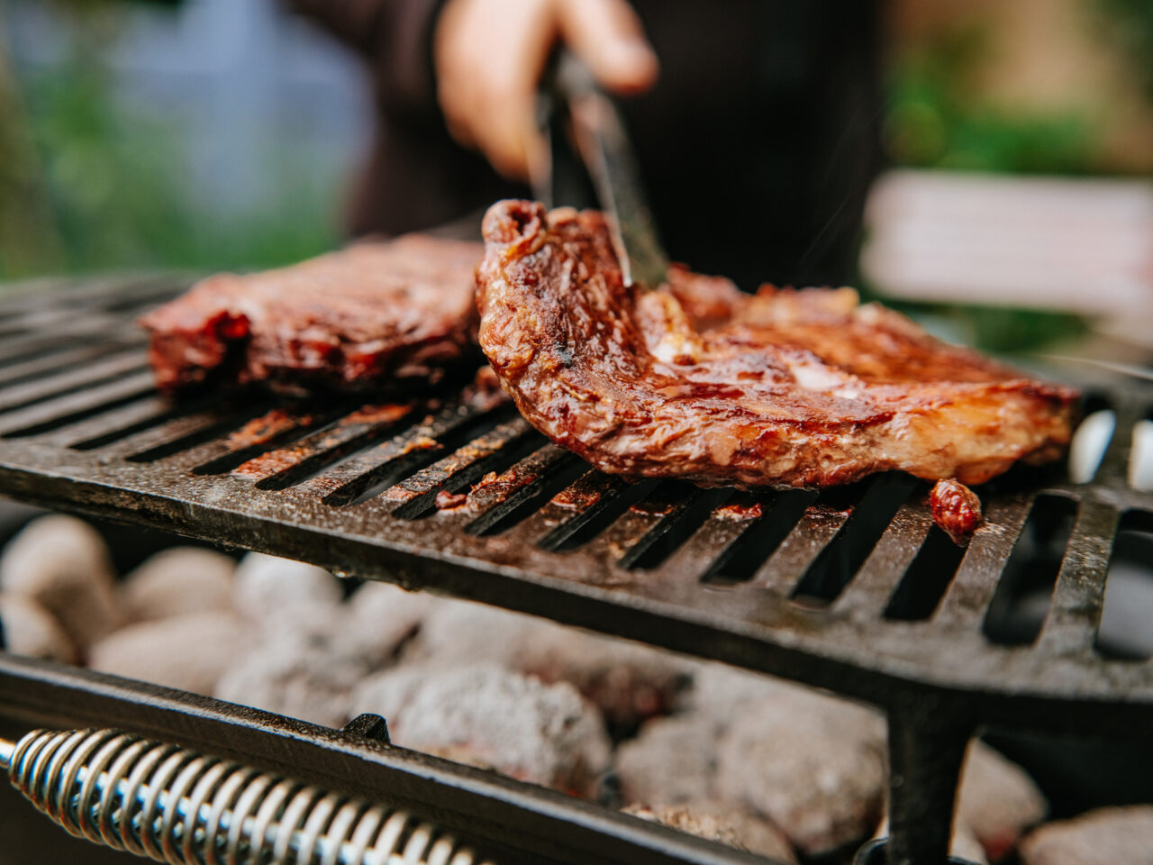 L’objectif est de profiter d’un des rites les plus savoureux des vacances d’août sans risque pour votre santé et votre alimentation. Conseils d’experts : marinades, herbes aromatiques et types de cuisson. Et des préjugés très répandus qu’il convient de dissiper