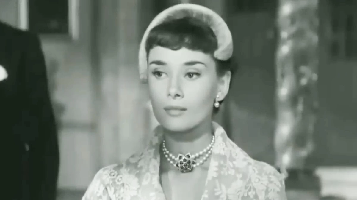 Audrey Hepburn, son collier de perles et de saphirs dans 