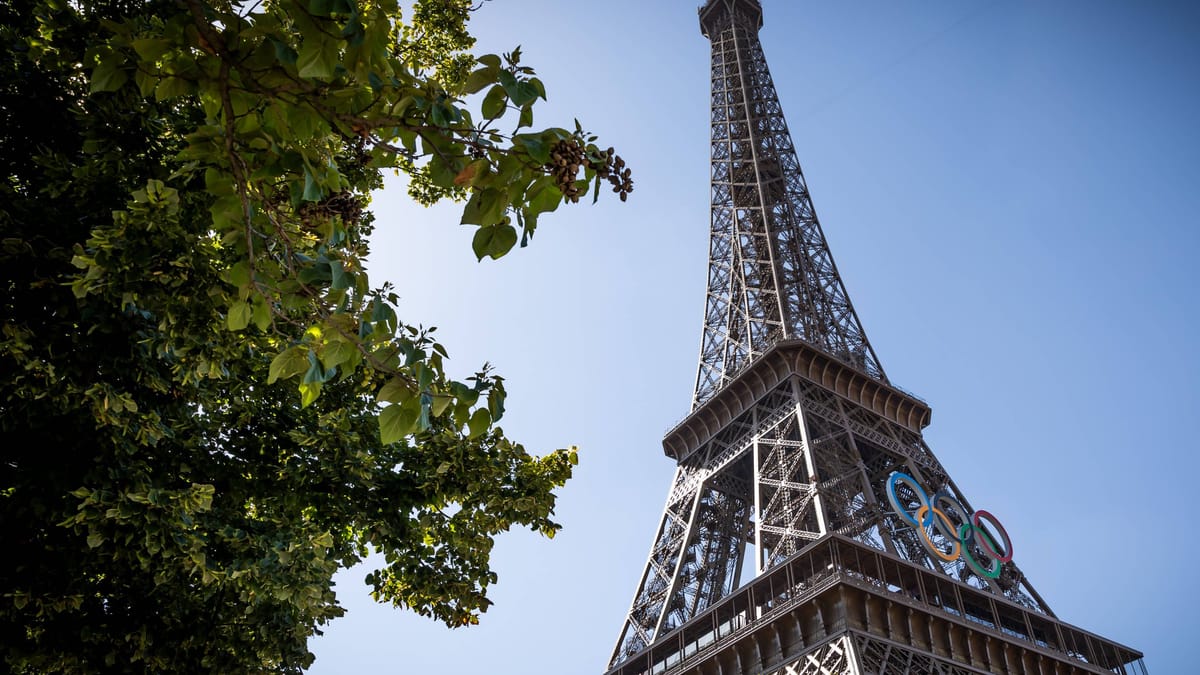 Olympia 2024 : Avant la cérémonie de clôture – un homme escalade la Tour Eiffel