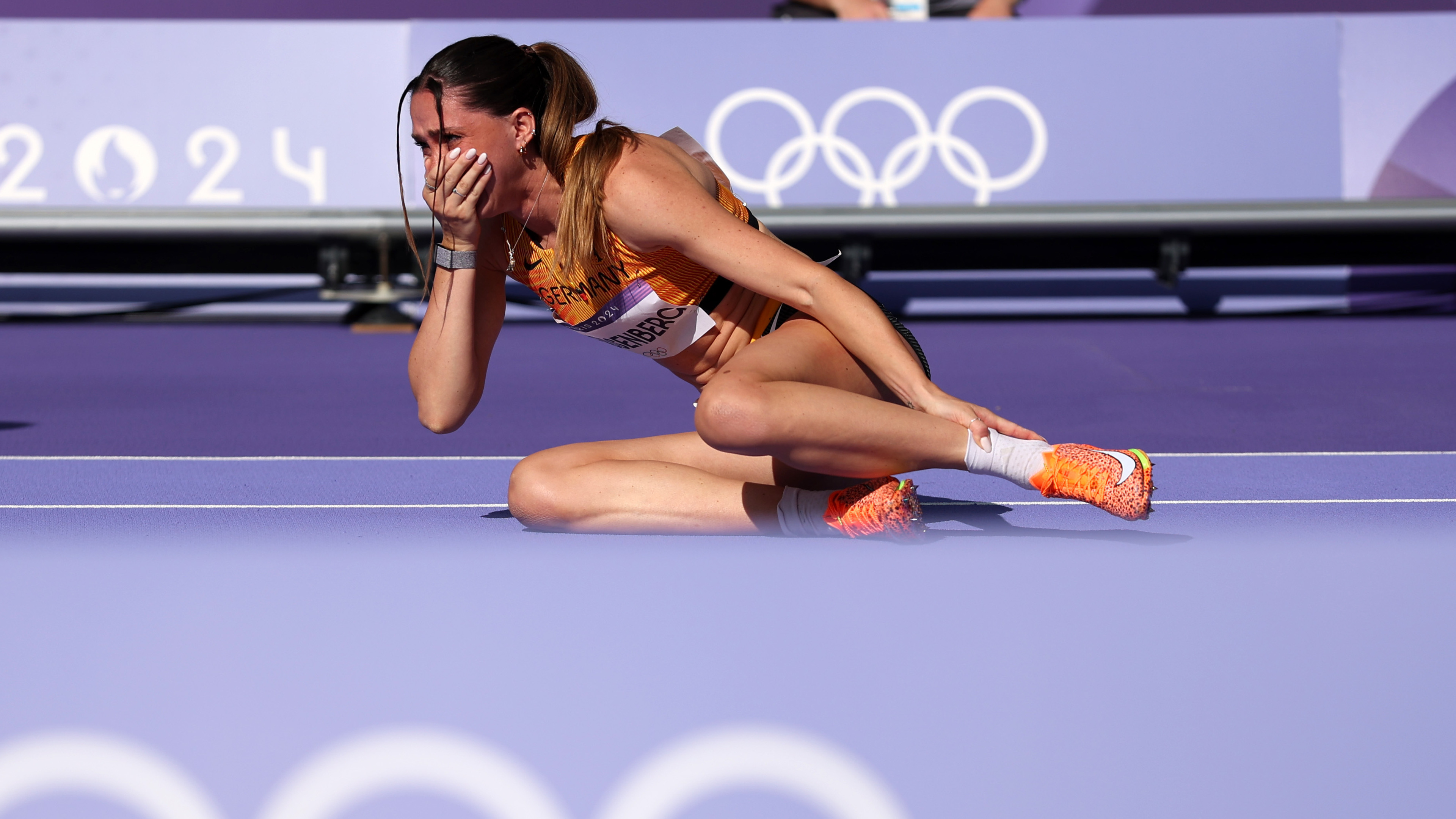 Sophie Weißenberg tient son pied gauche